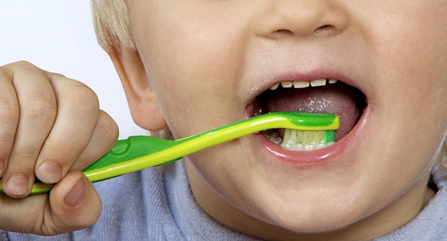 Kind beim Zähneputzen